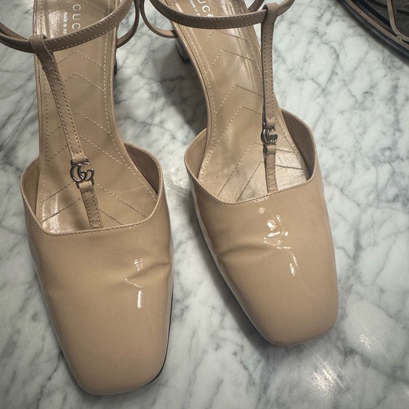 Gucci Beige Patent Leather Women's Shoes petite G